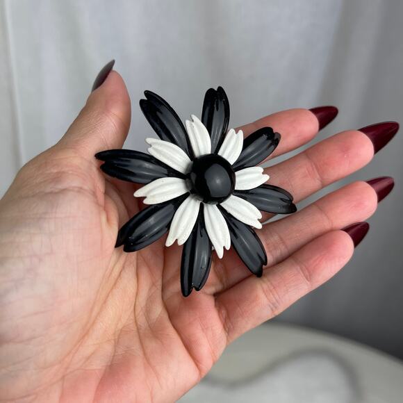 VTG 1960’s Black White Daisy Flower Brooch Pin Metal & Enamel Mod Style 60’s - Picture 14 of 16